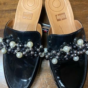 NWB FITFLOP  Black  ‘Serene Deco’  Bead Patent Leather Mules / Size 8. MSRP $120